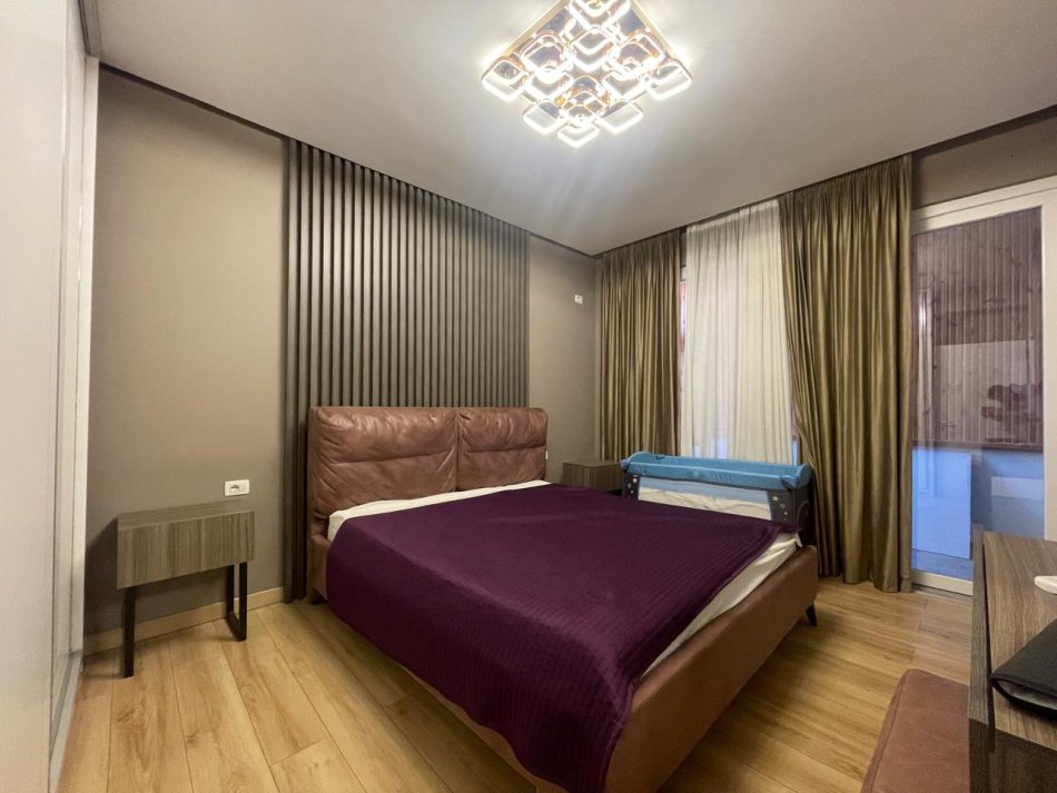 Tirane, jepet me qera apartament 2+1+Ballkon Kati 8, 100 m² 600 € (Rruga e Kavajes)