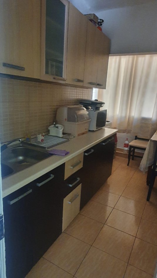 Tirane, jap me qera apartament 1+1 Kati i pare.300 € (kahreman ylli)