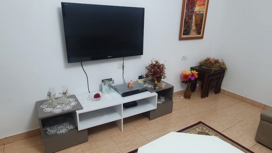 Tirane, jap me qera apartament 1+1 Kati i pare.300 € (kahreman ylli)
