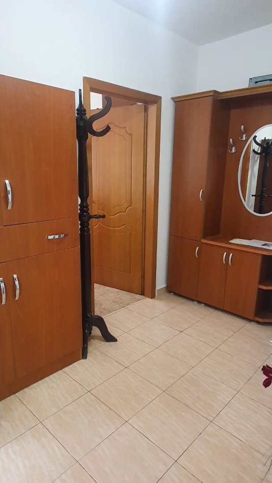 Tirane, jap me qera apartament 1+1 Kati i pare.300 € (kahreman ylli)
