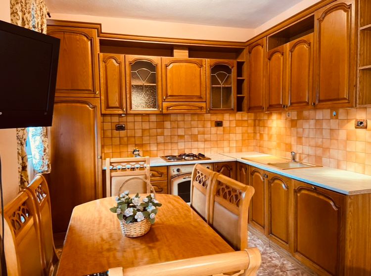 Tirane, jepet me qera apartament 1+1+Ballkon Kati 2, 70 m² 550 € (Garda)