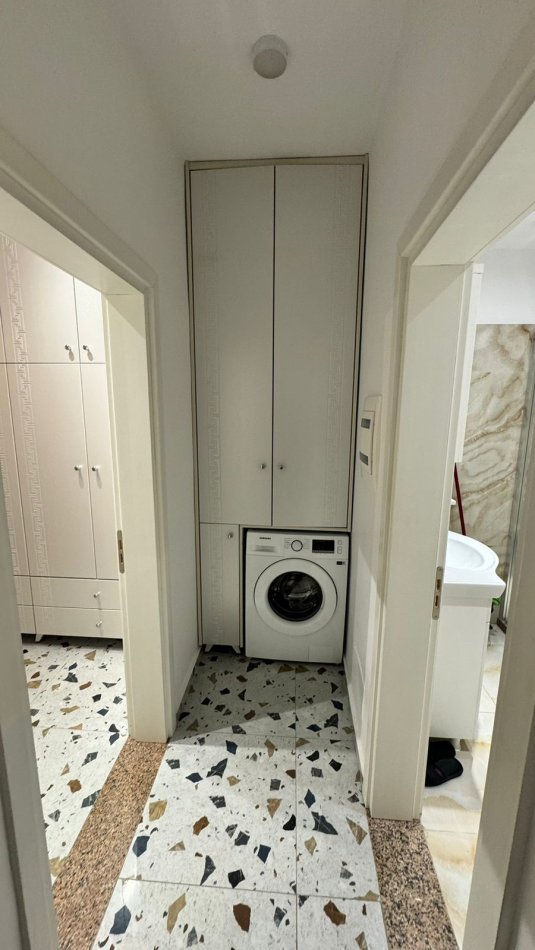 Tirane, jepet me qera apartament 1+1 Kati 1, 300 € (Pran spar 1 Ne Fresk)