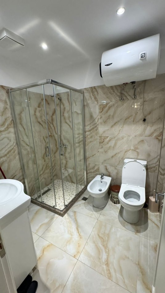 Tirane, jepet me qera apartament 1+1 Kati 1, 300 € (Pran spar 1 Ne Fresk)