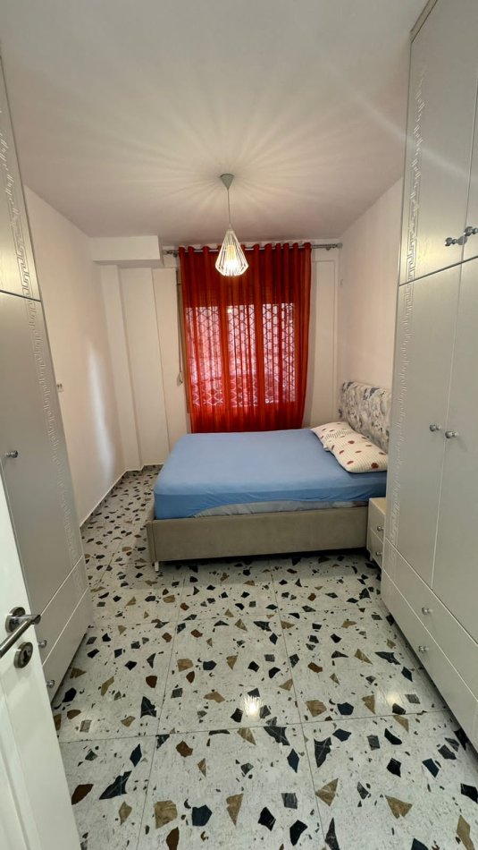 Tirane, jepet me qera apartament 1+1 Kati 1, 300 € (Pran spar 1 Ne Fresk)