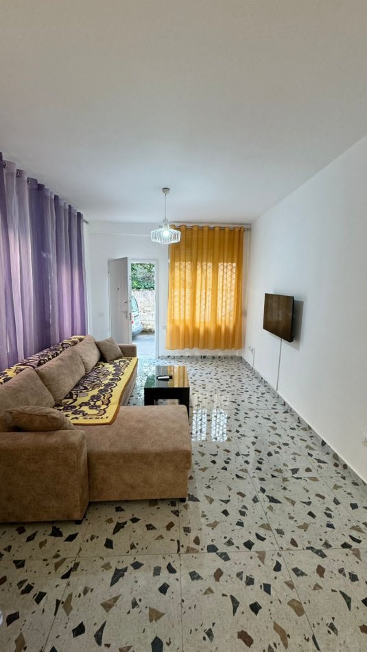 Tirane, jepet me qera apartament 1+1 Kati 1, 300 € (Pran spar 1 Ne Fresk)