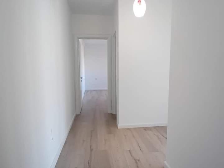 OKAZION! Tek Zogu Zi, Perball Ring Center Shitet Super Apartament 1+1 me Pamje FANTASTIKE. Sipërfaqja 76 m². Cmimi 145.000 Euro ( Zogu Zi, Pallati Qatar Center )