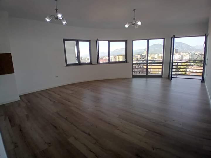 OKAZION! Tek Zogu Zi, Perball Ring Center Shitet Super Apartament 1+1 me Pamje FANTASTIKE. Sipërfaqja 76 m². Cmimi 145.000 Euro ( Zogu Zi, Pallati Qatar Center )