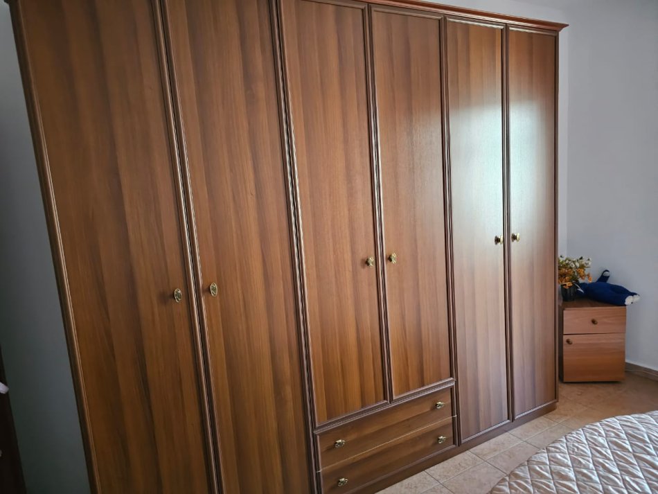 Tirane, shes Shitet dhome gjumi e perdorur 800 €