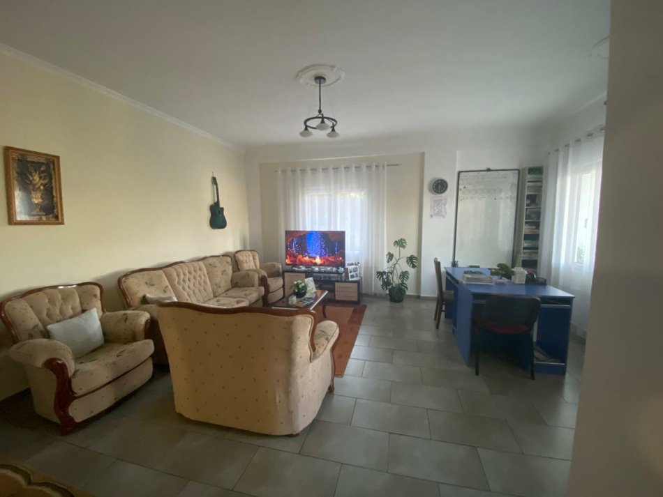 Tirane, jepet me qera 4+1 Kati 1, 500 € 