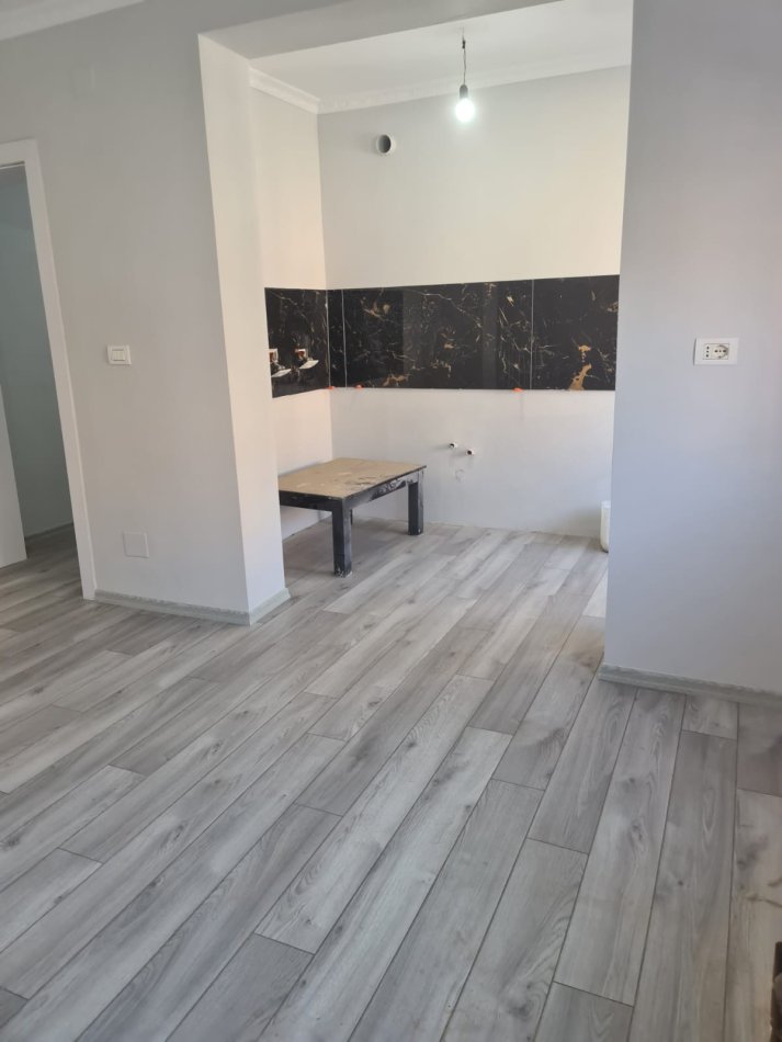 Tirane, shitet apartament 1+1+Ballkon Kati 2, 53 m² 125.000 € (21 Dhjetori)