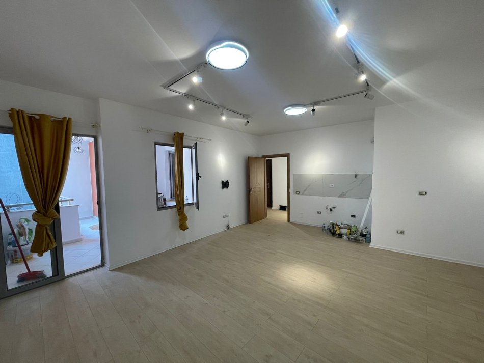 Tirane, shitet apartament 1+1+Ballkon Kati 2, 75 m² 97.500 € (Astir)