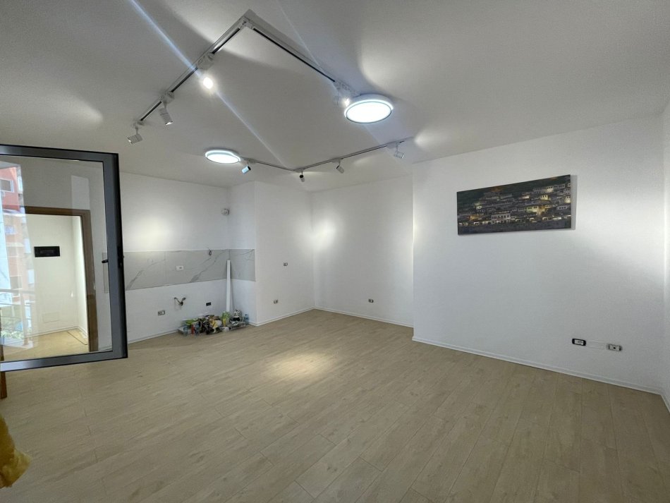 Tirane, shitet apartament 1+1+Ballkon Kati 2, 75 m² 97.500 € (Astir)
