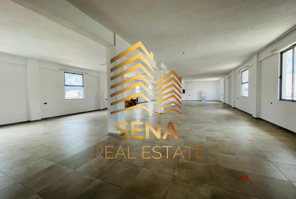 Tirane, jepet me qera ambjent biznesi Kati 2, 430 m² 1.200 € (Rruga Ibrahim Shalqizi)