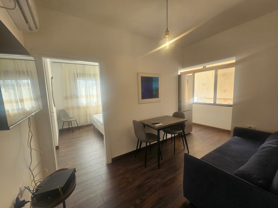 Tirane, jepet me qera apartament 1+1 Kati 5, 1 m² 370 € (Rr.Elbasanit)