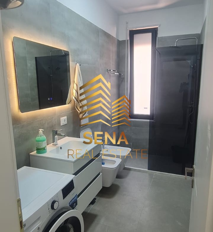Tirane, jepet me qera apartament 2+1+Ballkon Kati 4, 103 m² 650 € (Rruga Xhanfize Keko)