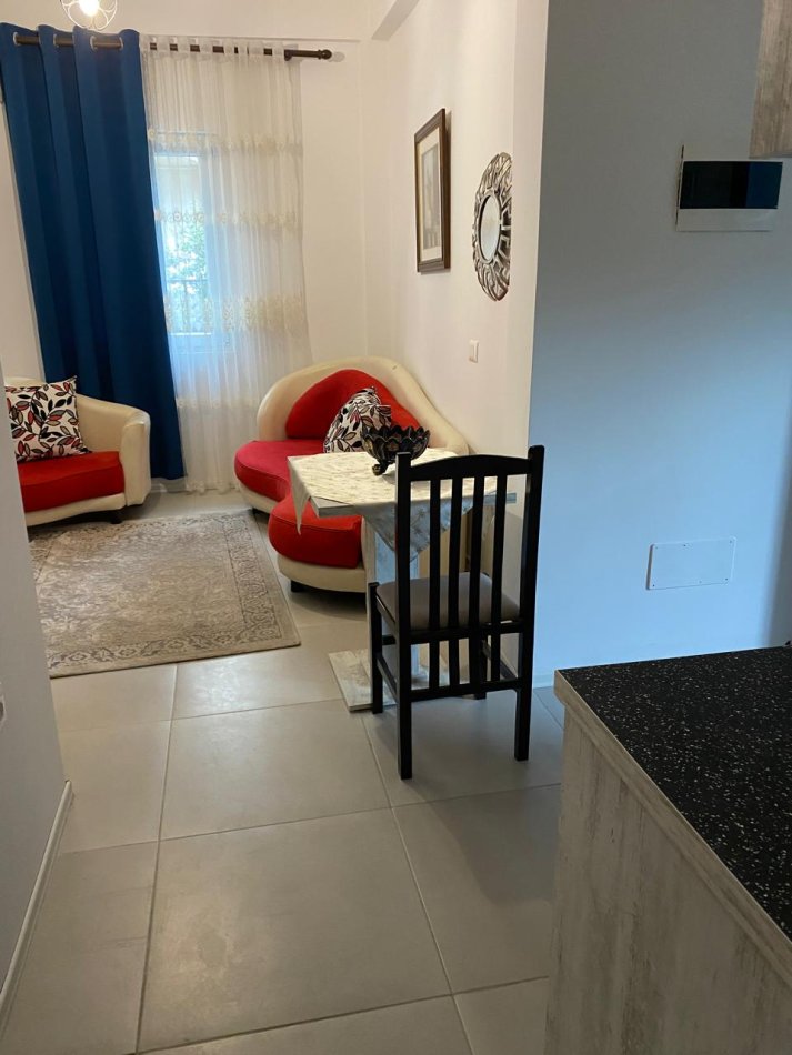 Tirane, jepet me qera apartament 1+1 Kati 1, 37 m² 400 € (Rruga 5 maji)