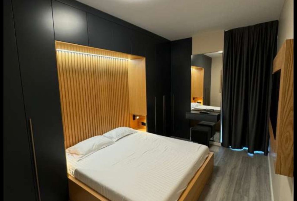 Tirane, jepet me qera apartament 1+1+Ballkon Kati 5, 75 m² 800 € (Komuna e Parisit)