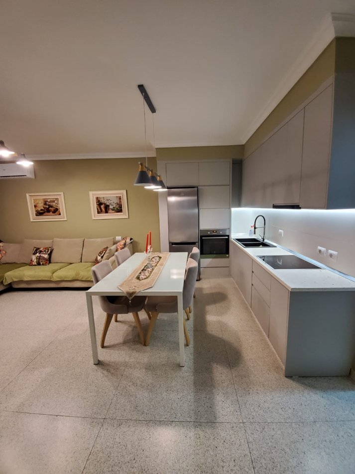 Tirane, jepet me qera apartament 2+1+Aneks+Ballkon Kati 5, 111 m² 800 € (Rruga e Dibrës pranë Vila Gold)