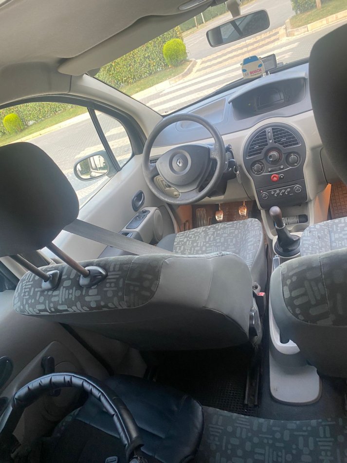 Durres, shes makine Renault Benzin+Gaz, e zeze manuale 2.000 €
