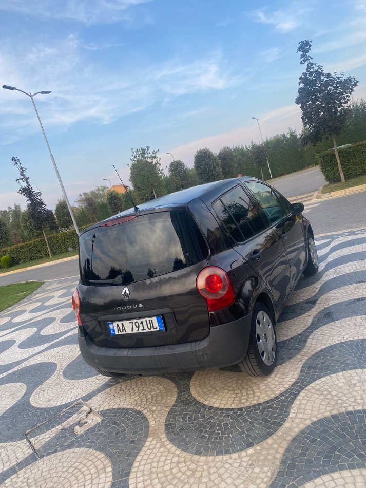 Durres, shes makine Renault Benzin+Gaz, e zeze manuale 2.000 €