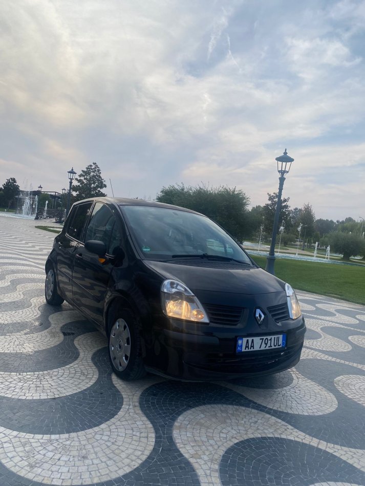 Durres, shes makine Renault Benzin+Gaz, e zeze manuale 2.000 €