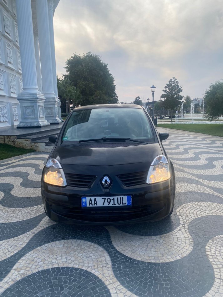 Durres, shes makine Renault Benzin+Gaz, e zeze manuale 2.000 €