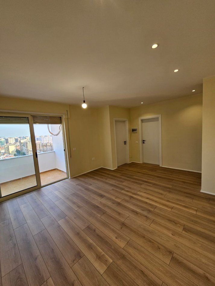 Tirane, Shitet Apartament 2+1 me Hipoteke. Sip 87 m2 . Cmimi 210.000 Euro. (Rruga Faik Konica, afer Gjuheve te Huaja)