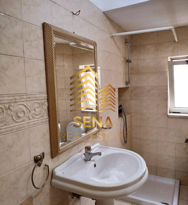 Tirane, jepet me qera apartament 1+1 Kati 2, 50 m² 410 € (Rruga Muhamet Gjollesha)