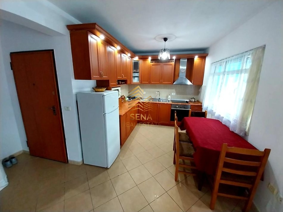 Tirane, jepet me qera apartament 2+1+Ballkon Kati 2, 112 m² 600 € (Zogu i Zi)