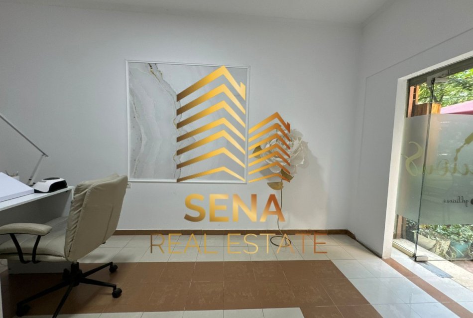 Tirane, jepet me qera ambjent biznesi , 28 m² 250 € (Rruga Arkitekt Kasemi)