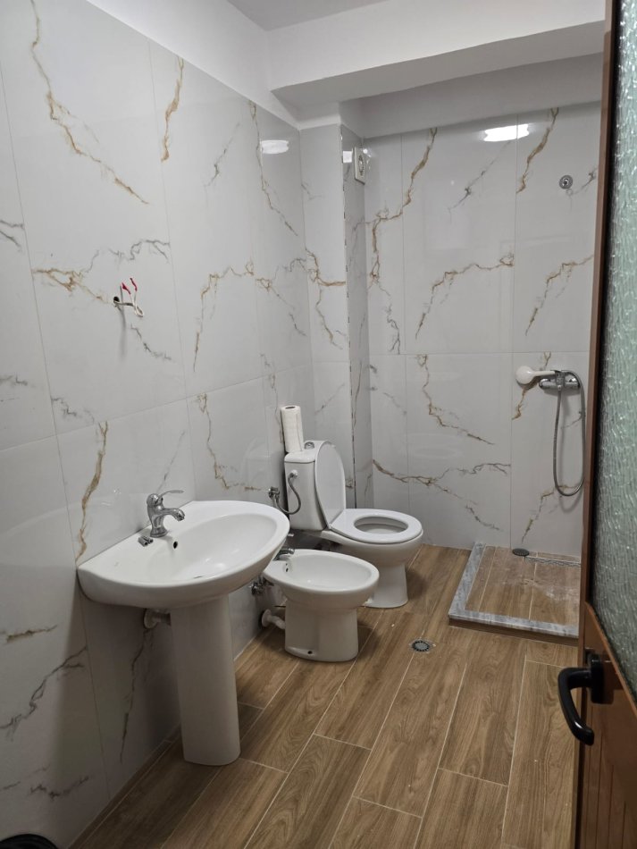 Tirane, shitet apartament 1+1 Kati 5, 90.000 € (Rruga Dibres)