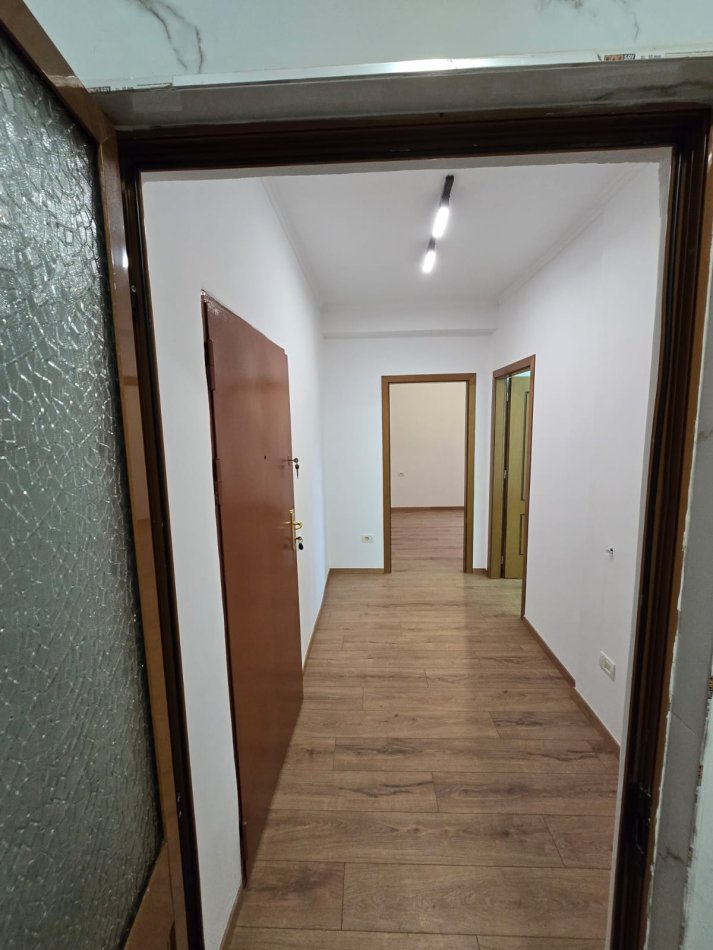 Tirane, shitet apartament 1+1 Kati 5, 90.000 € (Rruga Dibres)
