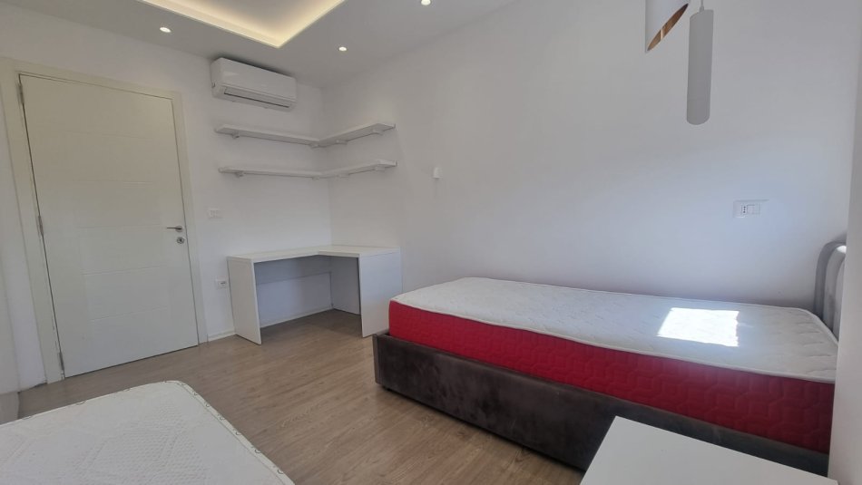 Tirane, jepet me qera apartament 2+1+Ballkon Kati 7, 92 m² 6.000 € (Ali Demi)