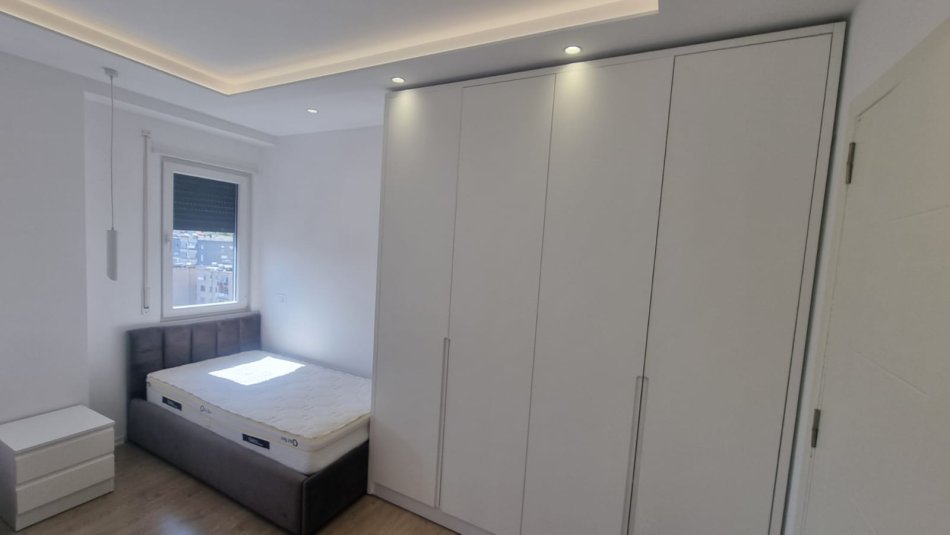 Tirane, jepet me qera apartament 2+1+Ballkon Kati 7, 92 m² 6.000 € (Ali Demi)