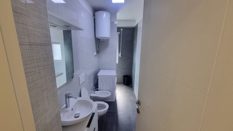 Tirane, jepet me qera apartament 2+1+Ballkon Kati 7, 92 m² 6.000 € (Ali Demi)