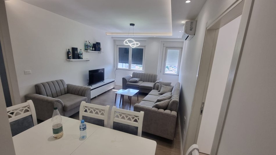 Tirane, jepet me qera apartament 2+1+Ballkon Kati 7, 92 m² 6.000 € (Ali Demi)