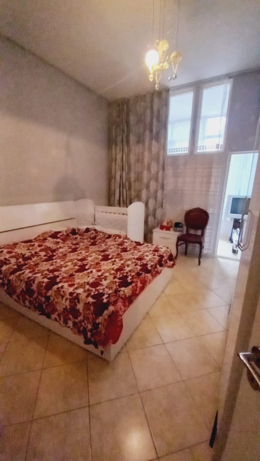 Tiran.Rruga Frederik Shiroka. Afer Joenes. Shitet Apartament 2+1 me Hipotek. Sip 100m2, Cmimi 180.000 Euro..)