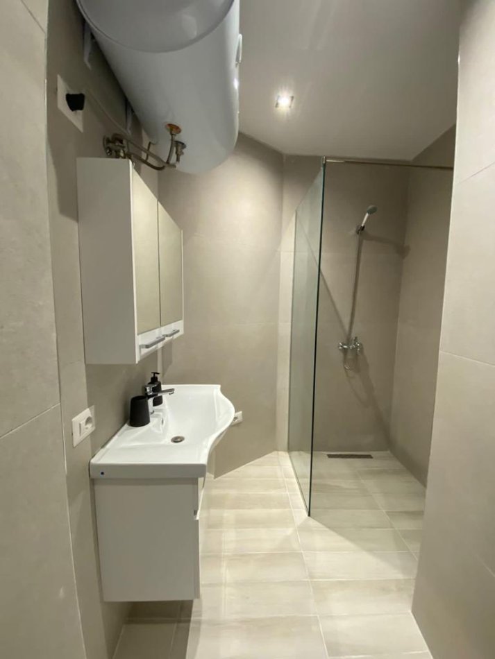 Tirane, jepet me qera apartament 1+1 ,Kati 2, 500 €uro/muaj (21 Square, perballe konvikteve te inxhinierise ),Tirane