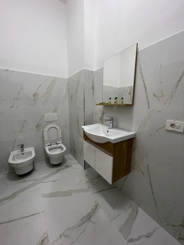 Tirane, jepet me qera apartament duplex 1+1 Kati 1, 60 m² 450 € (Peti)