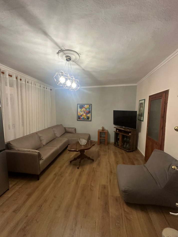 Tirane, jepet me qera apartament 1+1 Kati 1, 70 m² 40 € (Rruga dibres)