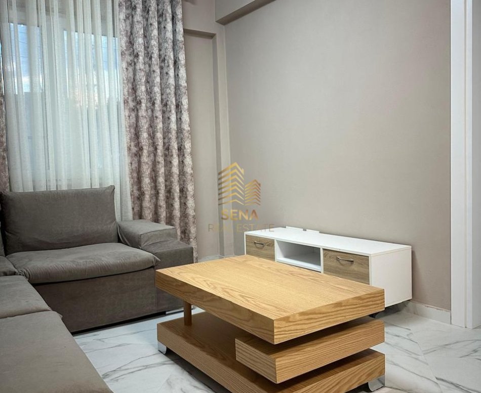 Tirane, jepet me qera apartament 1+1+Ballkon Kati 5, 70 m² 550 € (Prane Amerikan 3)