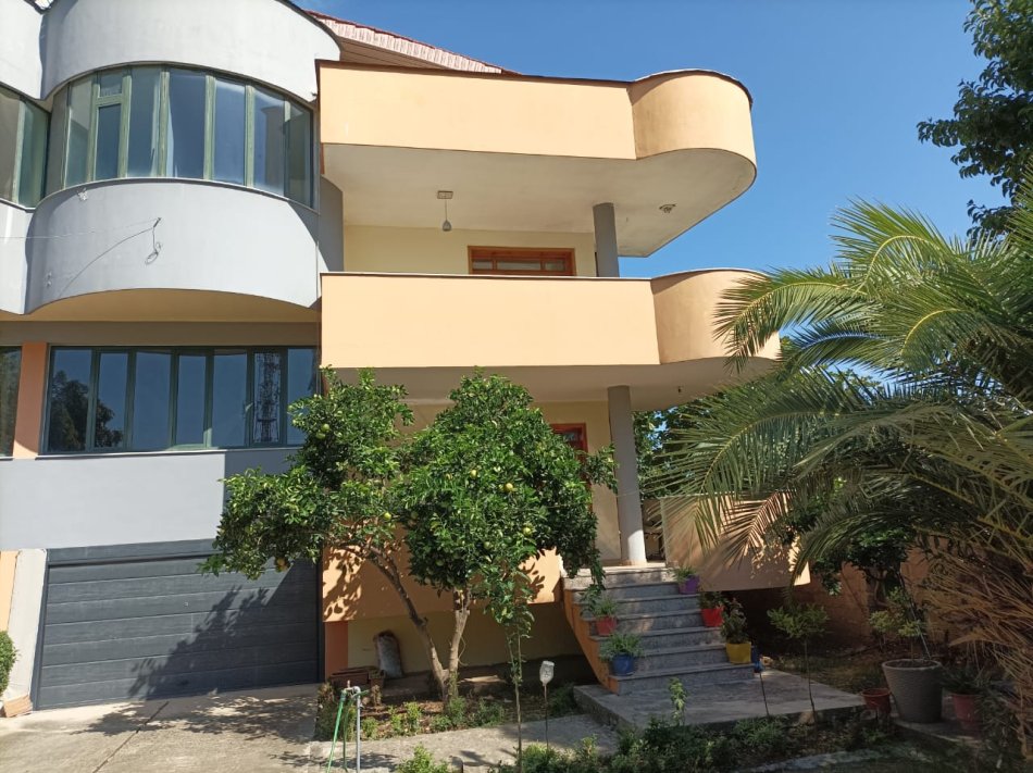 Tirane, jap me qera shtepi 2 Katshe , 220 m² 1.000 €