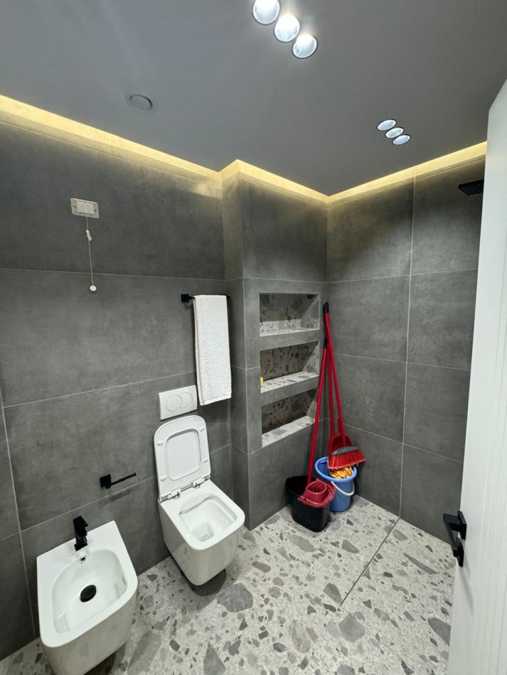 Tirane, jepet me qera apartament 2+1+Aneks+Ballkon Kati 11, 125 m² 2.000 € (Liqeni Artificial)