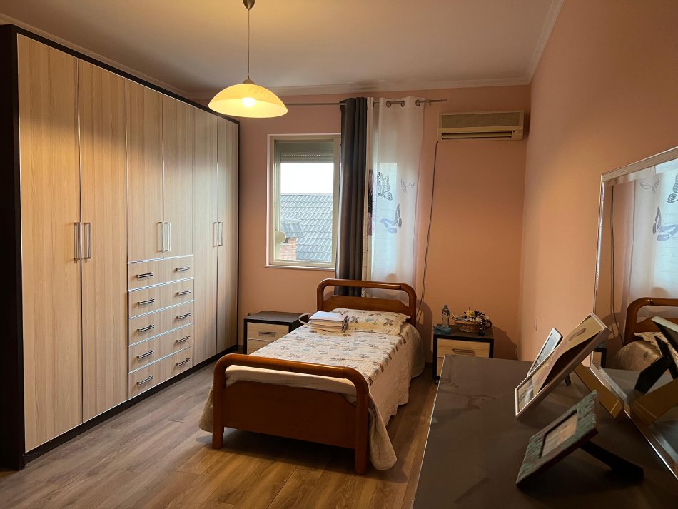 Kopshti Botanik jepet me qera apartament 2+1+Ballkon Kati 3, 102 m² 600 € (Rruga Kroit)