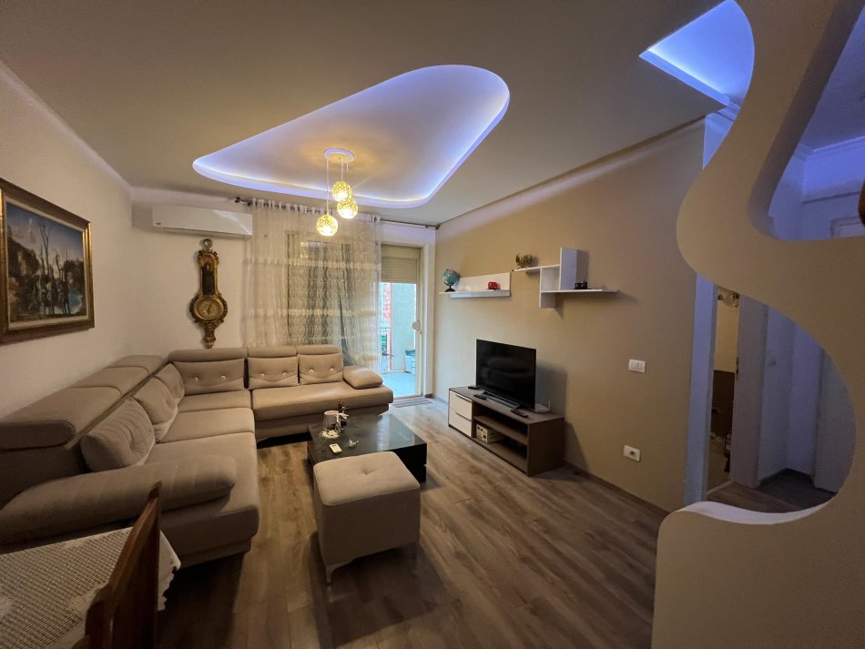 Kopshti Botanik jepet me qera apartament 2+1+Ballkon Kati 3, 102 m² 600 € (Rruga Kroit)