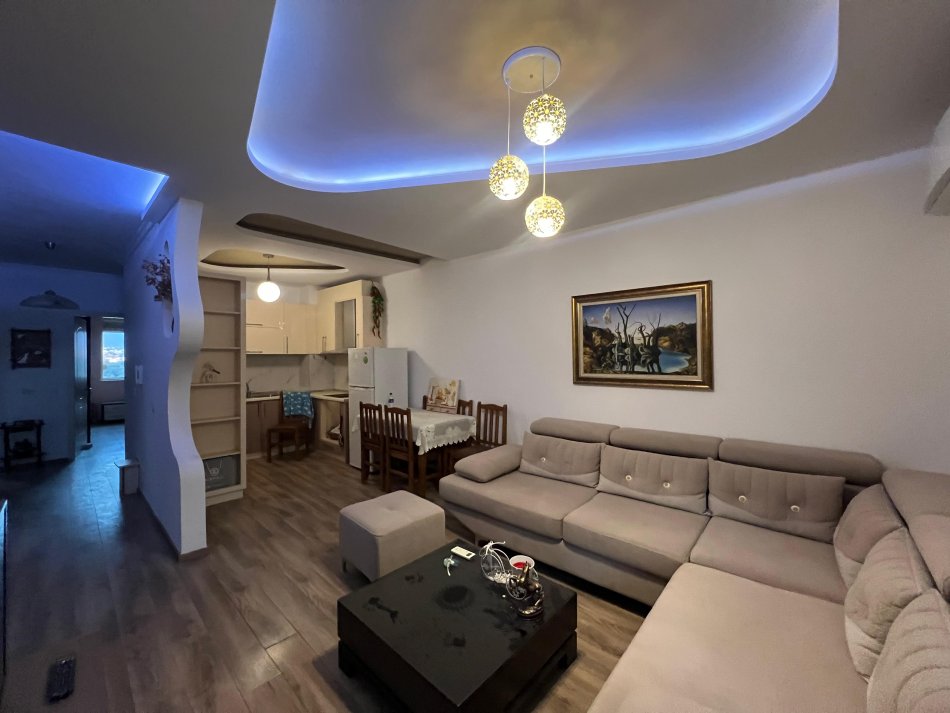 Kopshti Botanik jepet me qera apartament 2+1+Ballkon Kati 3, 102 m² 600 € (Rruga Kroit)