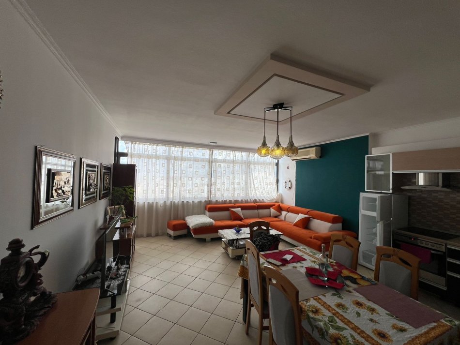 Tirane, jepet me qera apartament 3+1+Aneks+Ballkon Kati 9, 120 m² 750 € (Rruga e kavajes, Tek Globe)