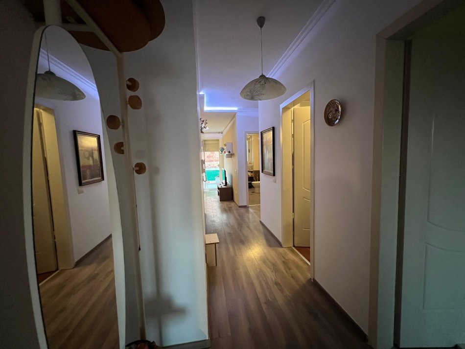 Kopshti Botanik jepet me qera apartament 2+1+Ballkon Kati 3, 102 m² 600 € (Rruga Kroit)