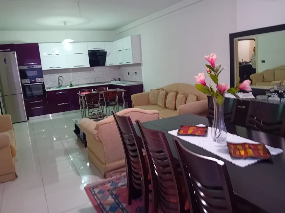 Tirane. Bulevardi i ri Astir. Shitet Apartament 2+1 me Hipotek. Sip 125 m2. Cmimi 155.000 Euro.)