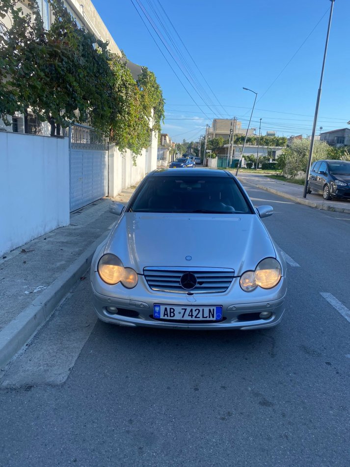 Durres, shes makine C220 coupe 2003 okazion Nafte, gri metalizato automatik 2.500 €